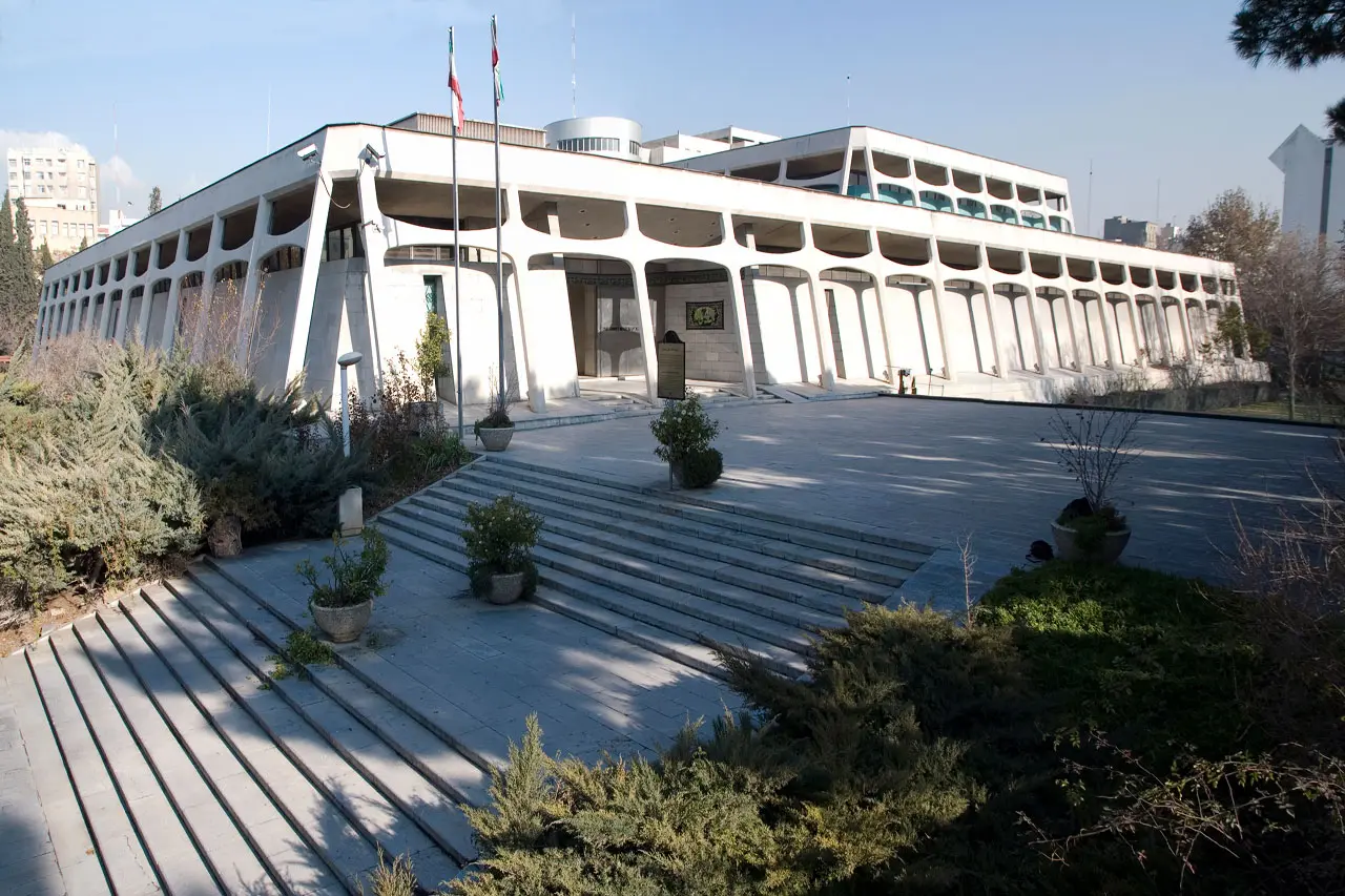 The Soul of Persian Art: An Introduction to the Carpet Museum of Tehran